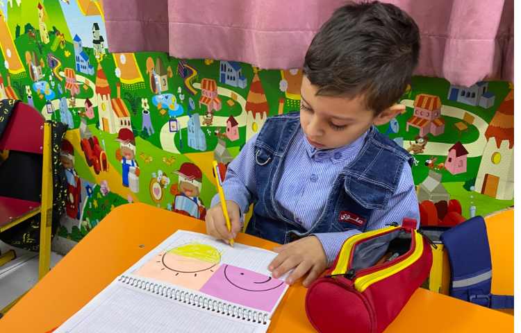 انجام فعالیت دست ورزی در کلاس زبان 3