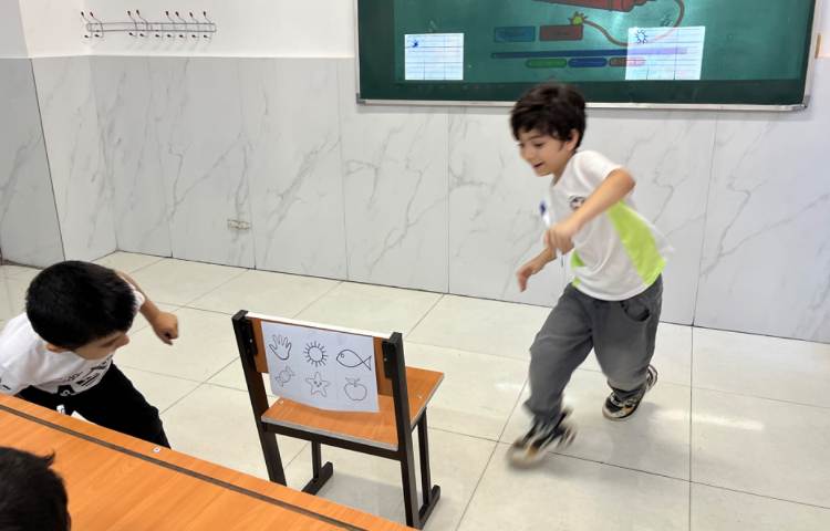 انجام فعالیت دست‌ورزی در کلاس زبان 3