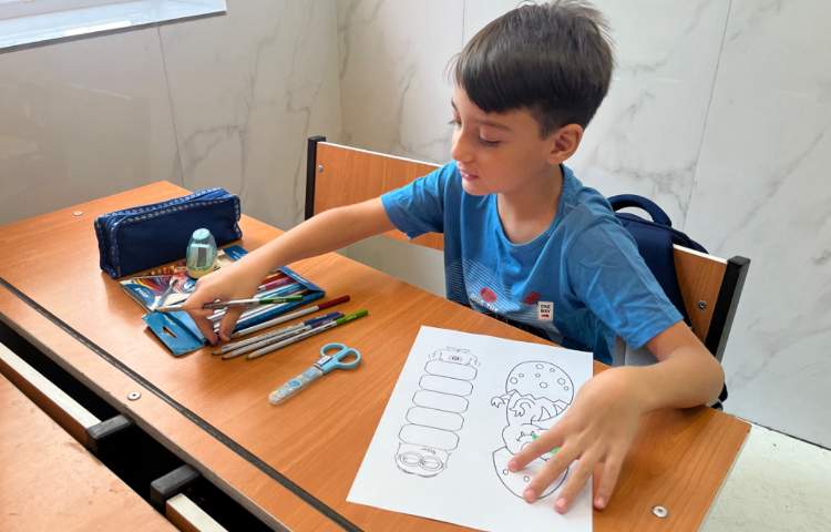 انجام فعالیت دست‌ورزی در کلاس زبان 3