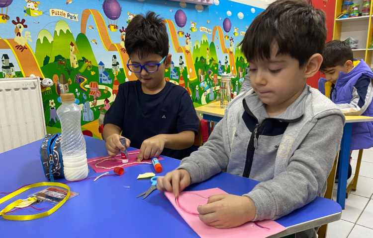 انجام فعالیت دست ورزی در کلاس زبان 4