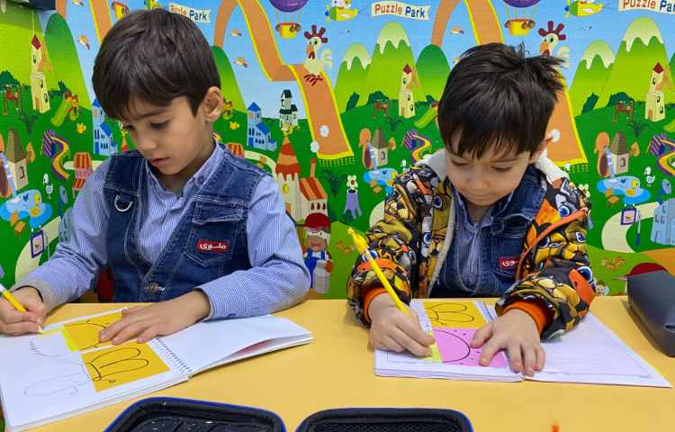 انجام فعالیت دست ورزی در کلاس زبان 4