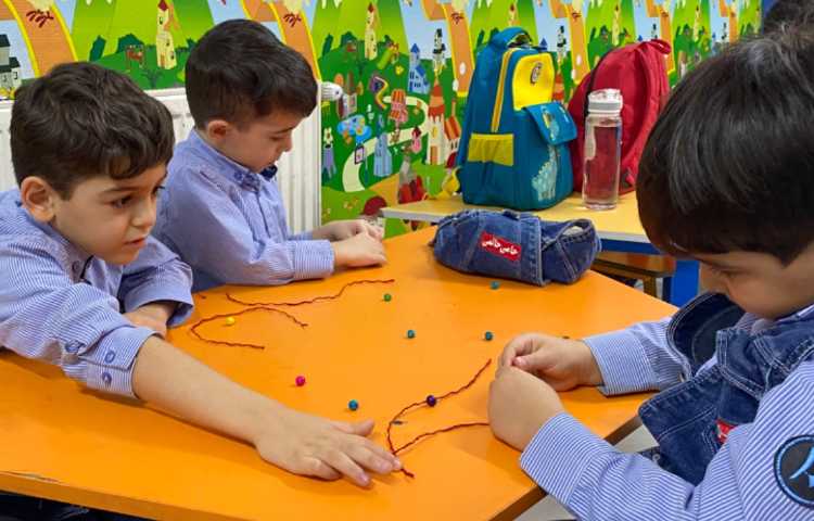 انجام فعالیت دست ورزی در کلاس زبان 4