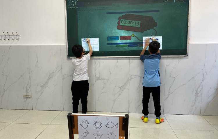 انجام فعالیت دست‌ورزی در کلاس زبان 4