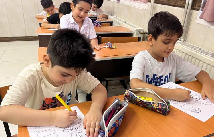 انجام فعالیت دست‌ورزی در کلاس زبان 4