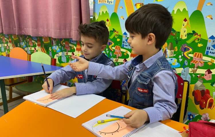 انجام فعالیت دست ورزی در کلاس زبان 5