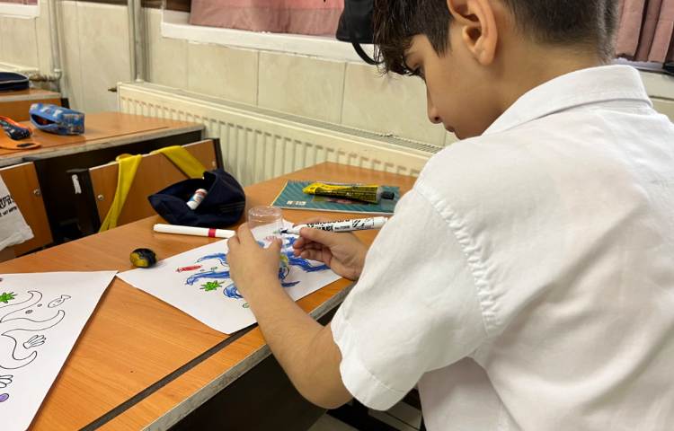 انجام فعالیت دست‌ورزی در کلاس زبان 5