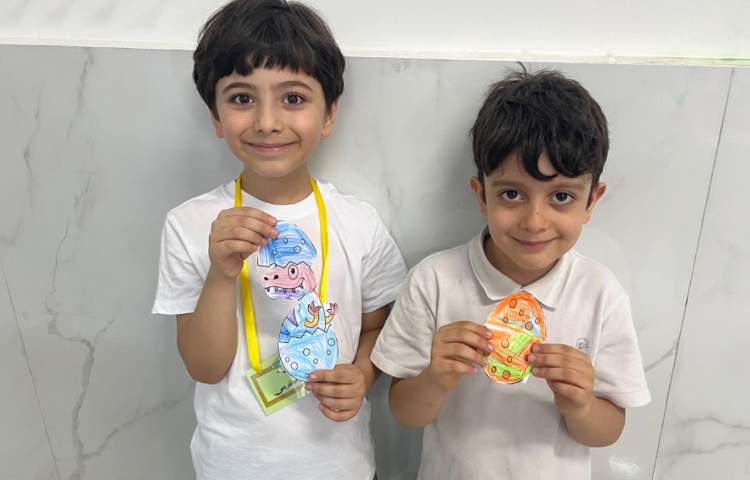 انجام فعالیت دست‌ورزی در کلاس زبان 5