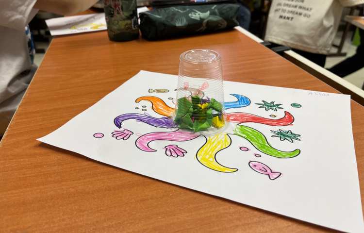 انجام فعالیت دست‌ورزی در کلاس زبان 6