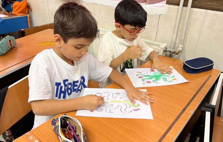 انجام فعالیت دست‌ورزی در کلاس زبان 7