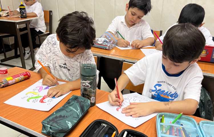 انجام فعالیت دست‌ورزی در کلاس زبان 8