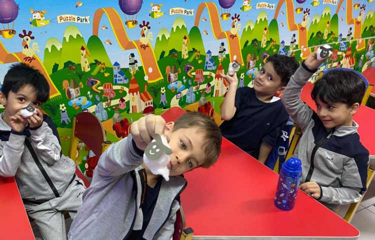 انجام فعالیت دست ورزی در کلاس زبان