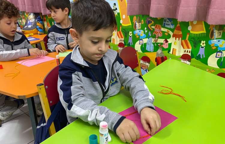 انجام فعالیت دست ورزی در کلاس زبان