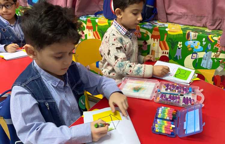 انجام فعالیت دست ورزی در کلاس زبان