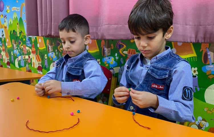 انجام فعالیت دست ورزی در کلاس زبان