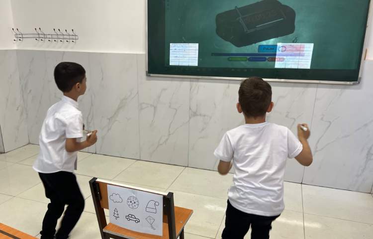 انجام فعالیت دست‌ورزی در کلاس زبان