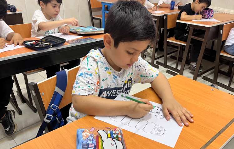 انجام فعالیت دست‌ورزی در کلاس زبان