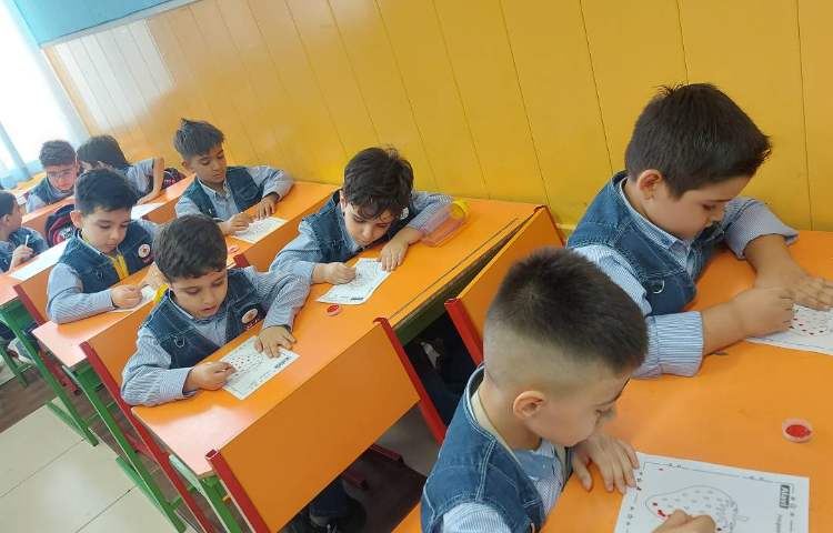 انجام فعالیت دست ورزی همراه گل پسرای عزیزم 4