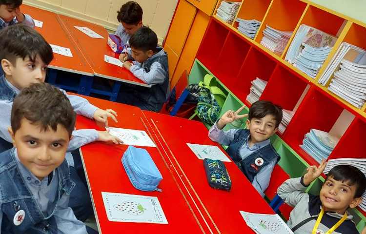 انجام فعالیت دست ورزی همراه گل پسرای عزیزم