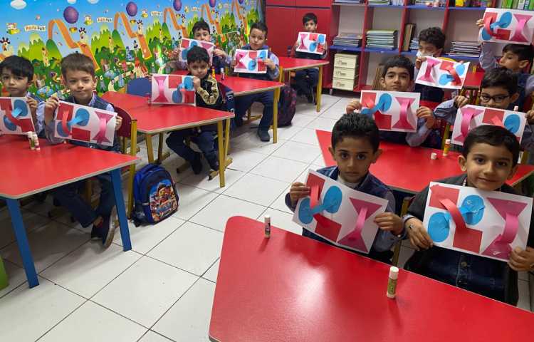 انجام فعالیت دست ورزی و مرور colors 1