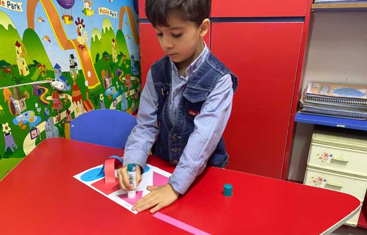 انجام فعالیت دست ورزی و مرور colors 3