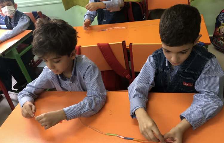 انجام فعالیت دست ورزی 2