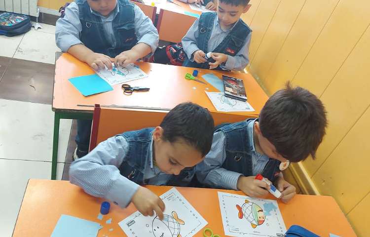 انجام فعالیت دست ورزی