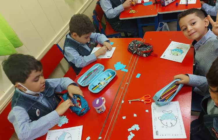 انجام فعالیت دست ورزی