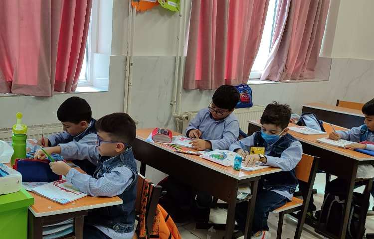 انجام فعالیت رنگ آمیزی کتاب کار ریاضی