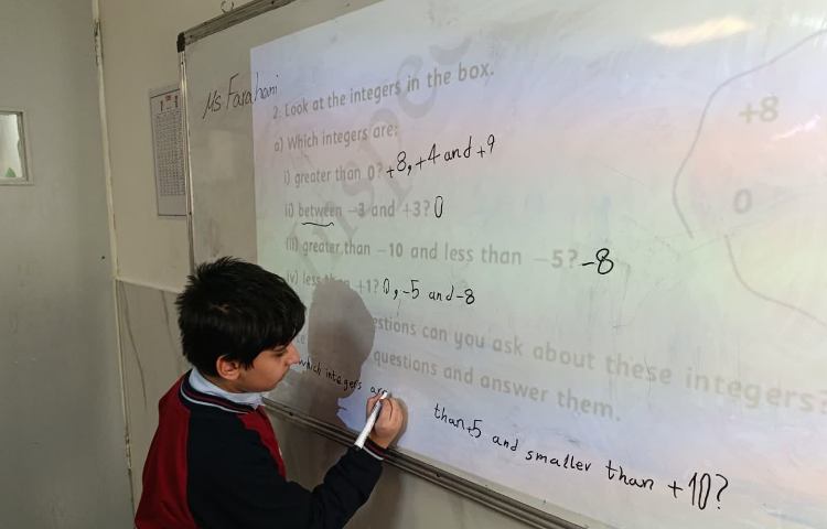 انجام فعالیت زبان‌آموزان در زنگ Math 1