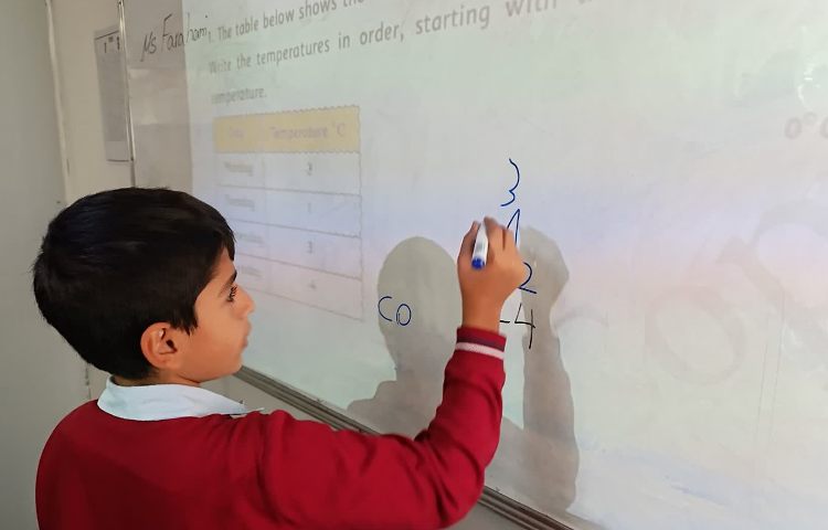 انجام فعالیت زبان‌آموزان در زنگ Math 3