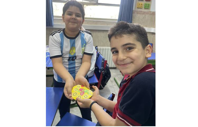 انجام فعالیت paper pizza ساخت junk food با استفاده از مواد غذایی کاغذی 1