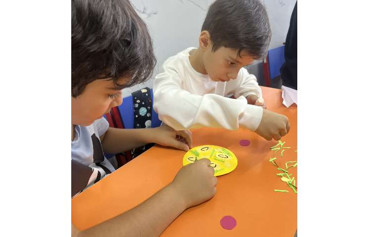 انجام فعالیت paper pizza ساخت junk food با استفاده از مواد غذایی کاغذی 3