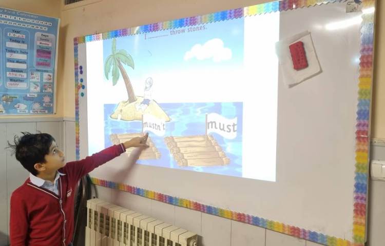 انجام فعالیت صفحه 53 کتاب و ساخت جملات با must, mustn't 12