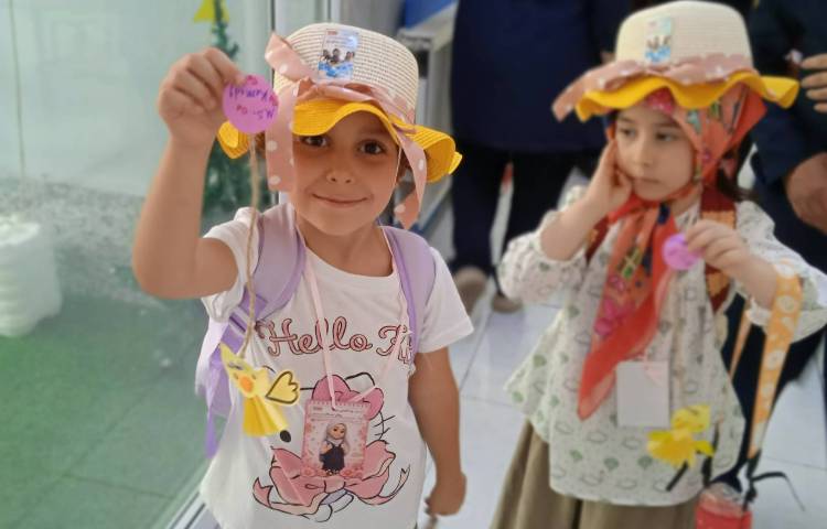 انجام فعالیت مربوط به First they of school with beautiful Gifts 1