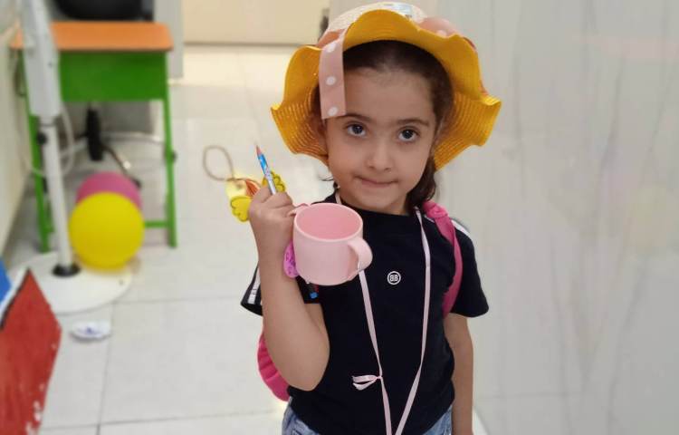 انجام فعالیت مربوط به First they of school with beautiful Gifts 2