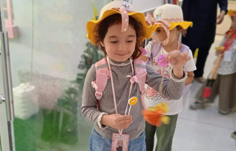 انجام فعالیت مربوط به First they of school with beautiful Gifts 3