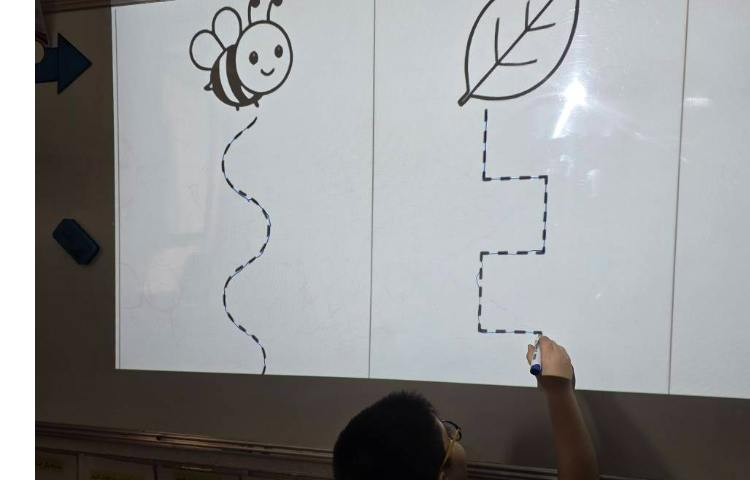انجام فعالیت مربوط به Fine Motor Skilss 8