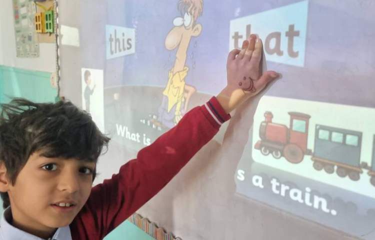 انجام فعالیت های تشخیص this, that و جمله سازی