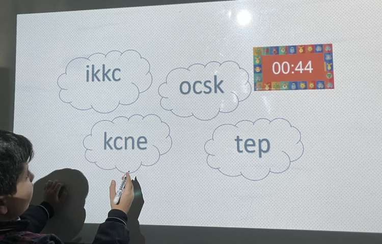انجام فعالیت‌های مربوط به Phonics 2