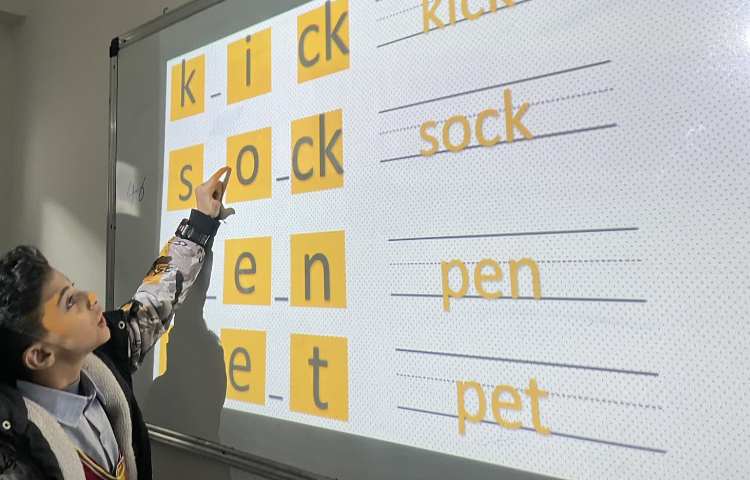 انجام فعالیت‌های مربوط به Phonics 3