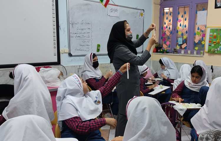 انجام فعالیت های هنری در پیش دبستانی و دبستان دخترانه پرتوعلوی