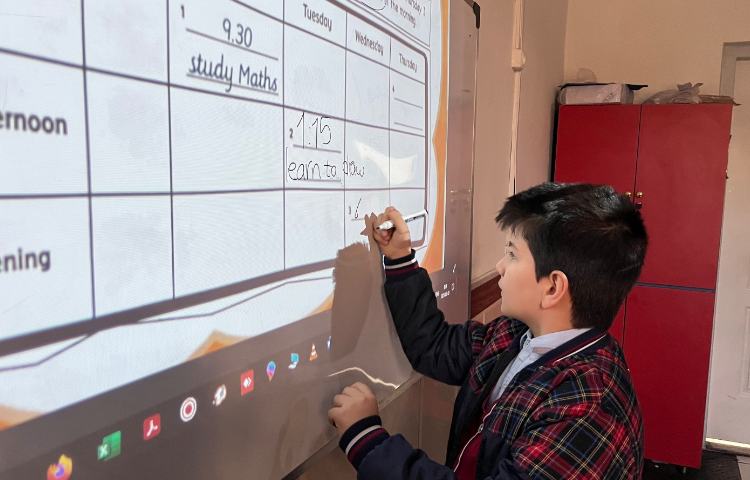انجام فعالیت‌های کتاب-زنگ زبان عمومی 1