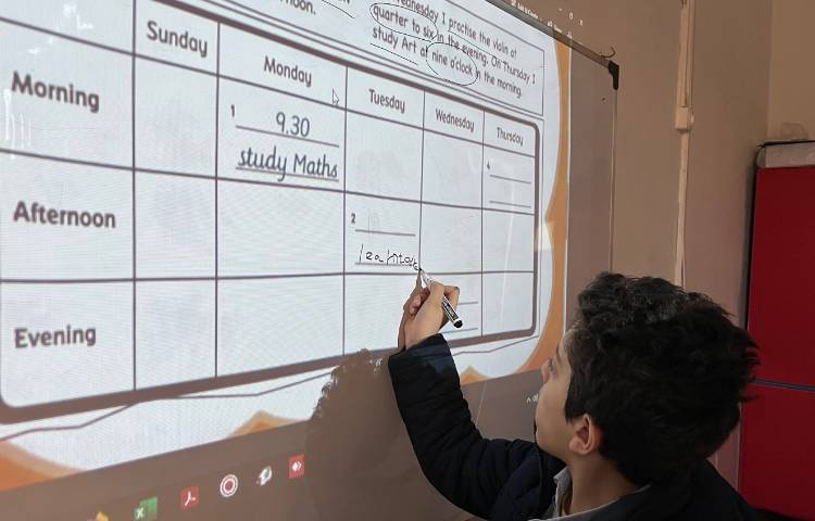 انجام فعالیت‌های کتاب-زنگ زبان عمومی 2