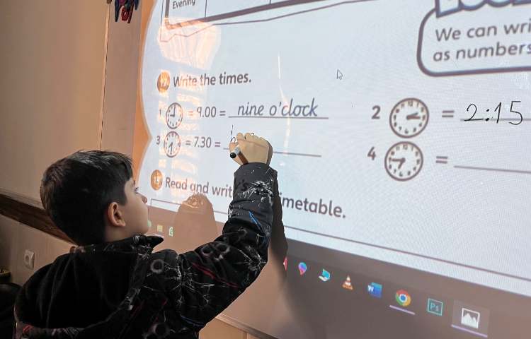 انجام فعالیت‌های کتاب-زنگ زبان عمومی 4