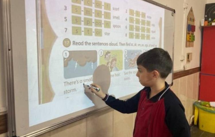 انجام فعالیت‌های کتاب در زنگ زبان عمومی 1