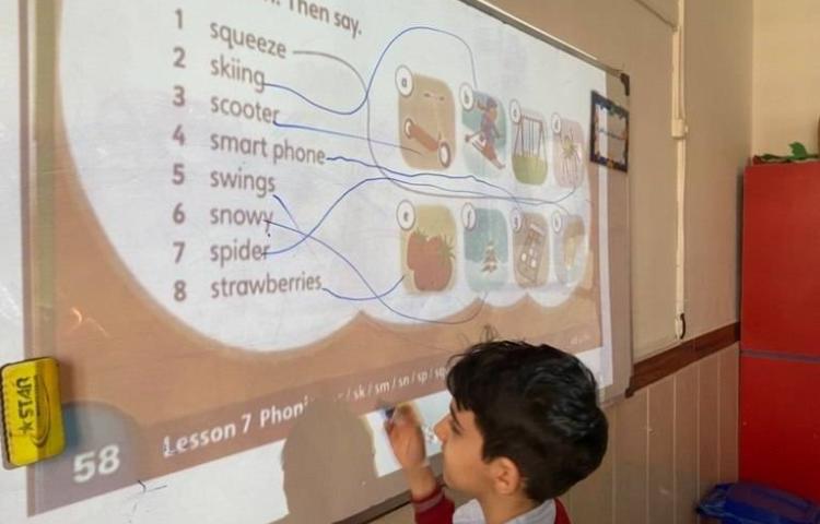 انجام فعالیت‌های کتاب در زنگ زبان عمومی 2