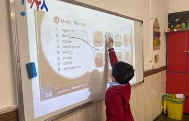 انجام فعالیت‌های کتاب در زنگ زبان عمومی 2