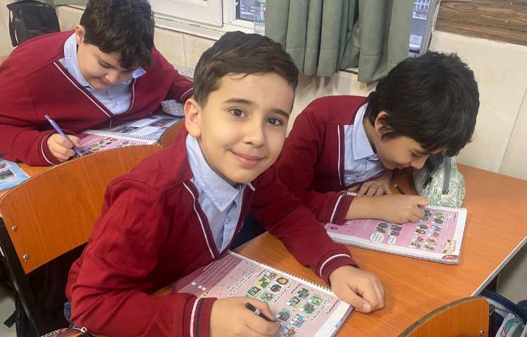 انجام فعالیت‌های کتاب در زنگ زبان عمومی 2