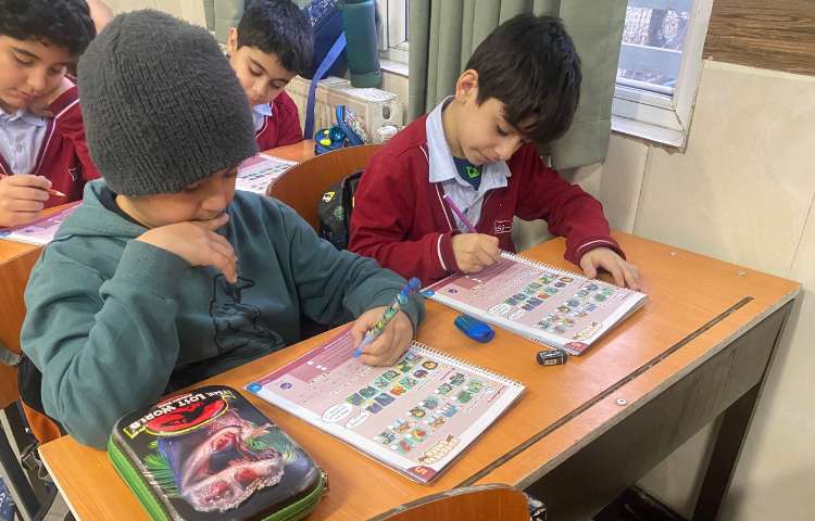 انجام فعالیت‌های کتاب در زنگ زبان عمومی 2