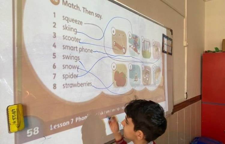 انجام فعالیت‌های کتاب در زنگ زبان عمومی 3